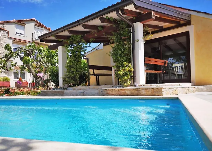 Rustic House With Private Swimming Pool